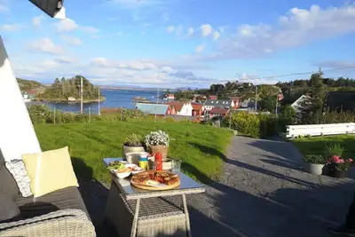 Image de Grande maison de vacances confortable offrant une vue imprenable sur la mer. Quartier calme en pleine nature.