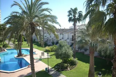 Image de Appartement de 2 chambres en bord de piscine dans un complexe en bord de mer, à côté de plages de sable fin.