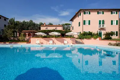 Image de Villa Cà ai Venti, harmonie et élégance dans les collines lucchoises surplombant la mer