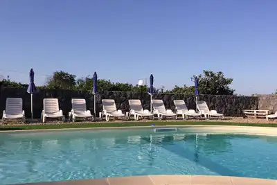 Image de La Ferme Rustique De Pozzillo En Pierre Avec Jardin Et Piscine À Partager