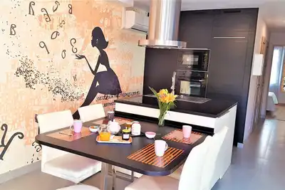 Image de Hyper centre calme, plage, port. Garage, ménage, lits faits. Navette maritime