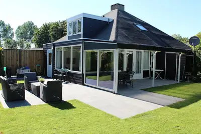 Image de 200m de la mer bungalow 6 personnes, dans un petit parc avec douche à l'italienne