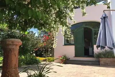 Image de villa entourée de verdure à quelques pas de la mer