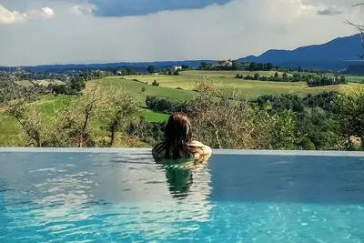 Image de Villa Mirella entre Rome, les thermes de Viterbe et l'Ombrie - piscine panoramique avec cheminée