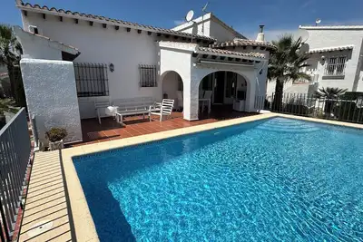 Image de Villa Raul Wi-Fi, 2 chambres Ă coucher, 2 salles de bain, 2 x climatisation, jardin d'hiver, piscine. . . . . . .