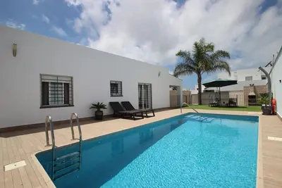 Image de Piscine privée à l'épreuve des enfants, vacances parfaites en famille, avec WiFi gratuit, climatisation - Casa Chaparro -