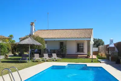 Image de Belle villa de 3 chambres et amp; piscine privée - immergée dans un jardin subtropical, Wifi