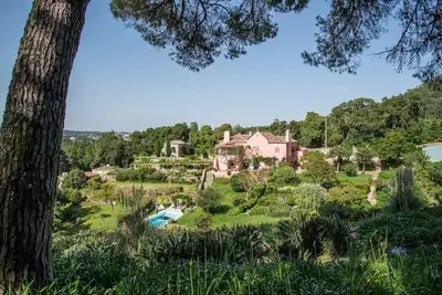 Image de Villas adjacentes élégantes et isolées avec piscines, beaux jardins et vues,