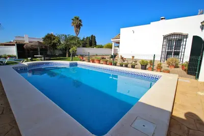 Image de Maison avec grand et beau jardin et piscine privée, près de la plage pour 4 personnes.