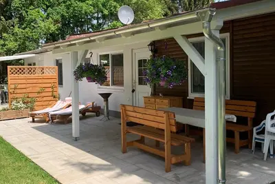 Image de Bungalow conçu de manière durable avec un équipement supérieur à la moyenne