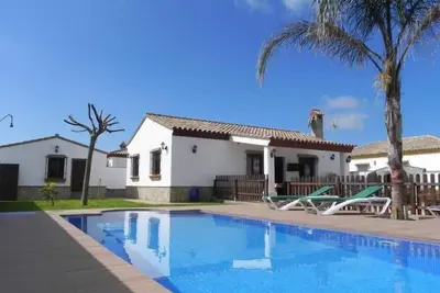 Image de Maison de vacances avec piscine privée et jardin, pour 6 pers. , 5-10min à la plage & amp; Conil, WiFi, climatisation et vélos