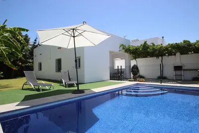 Image de Maison neuve moderne avec piscine privée pour 4 personnes, urbaine et naturelle, avec Wlan et climatisation