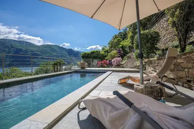 Image de Maison individuelle de 7½ pièces avec environ 10 000 m² de terrain et une vue fantastique sur le lac