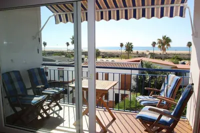 Image de Luxueux appartement de plage avec vue sur la mer pour 4-5 personnes, avec climatisation et connexion Wi-Fi gratuite.