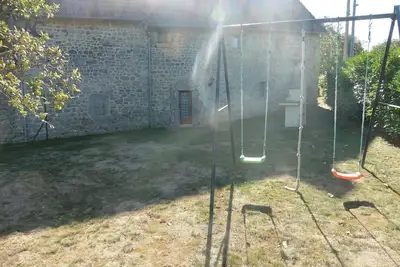 Image de Maison de vacances en bord de rivière avec piscine