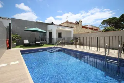 Image de Proche de la ville, piscine sécurisée pour les enfants pour des vacances parfaites en famille, WiFi, climatisation - Casa Chaparro 2 -