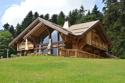 Image de chalet de luxe avec sauna et jacuzzi