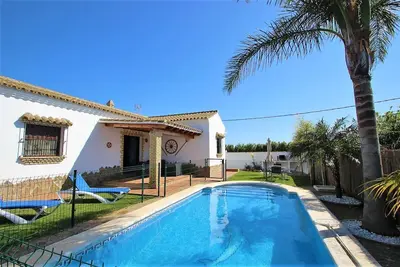 Image de Chalet élégant pour 4 personnes, avec piscine privée et jardin, au calme, avec Wi-Fi