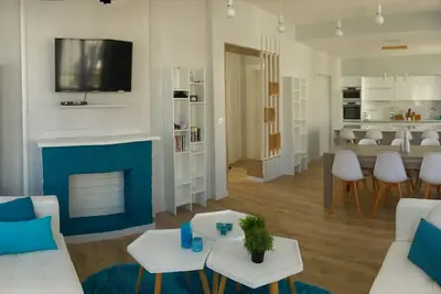 Image de duplex 4 chambres entierement renouvé avec wifi au coeur de la station