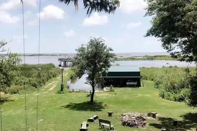 Image de Camp Paradise situé sur le marais de Pecan Island