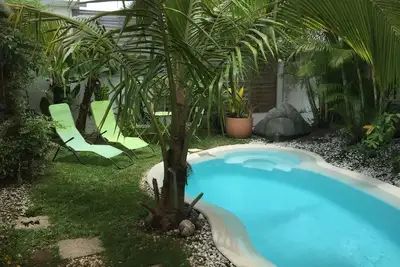 Image de Villa Sud Sauvage avec piscine-jacuzzi et terrasse, cuisine et salon extérieurs