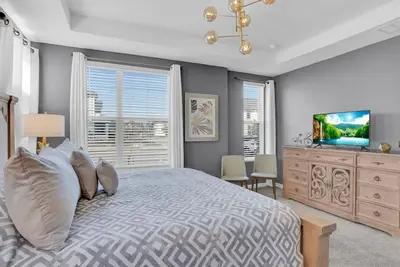 Image de Cuisine d'été / Xbox / Chambres à thème / Salle de théâtre / Donnant sur le parcours de golf / Balcon