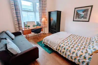 Image de Superbe grande maison familiale de 5 chambres et 2 salles de bain avec jardin dans un quartier branché