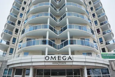 Image de Suite Penthouse donnant sur le terrain de la législature à Beautiful Edmonton.