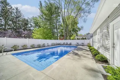 Image de Maison contemporaine avec quatre chambres, piscine creusée et bain à remous au centre-ville de Douglas