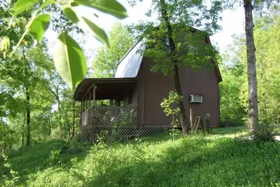Image de Cabine enchantée sur une falaise surplombant la rivière Ouachita dans la forêt nationale