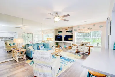 Image de Douce Summertime! Venez profiter des eaux émeraude de Dunes cachées!