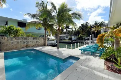 Image de Maison 4br au bord de l'eau avec Piscine, glissement de bateau avec tir direct vers Alligator Reef!