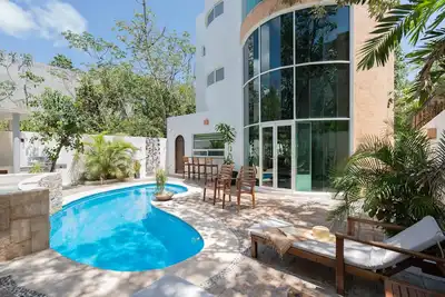 Image de Maison privée avec maison d'amis, piscine et jardins