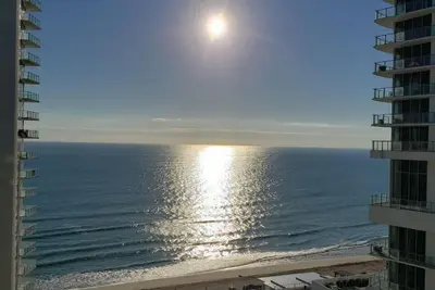 Image de Bel appartement avec vue sur l'océan, situé au 16ème étage et situé directement sur la plage.