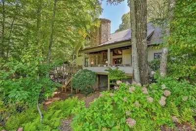 Image de Maison à ossature bois moderne sur un parcours de golf Arnold Palmer au Cullasaja Club
