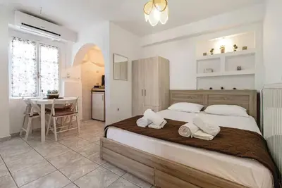 Image de Korina Seaside Studio - Studio traditionnel de deux pièces, à 50m de la rue George Beach