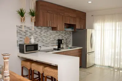 Image de Riviera Maya, à 5 minutes de la plage nouvelle maison, piscine dans une communauté fermée calme.