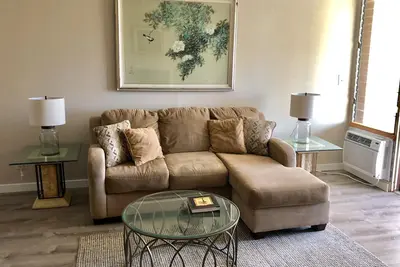 Image de Emplacement! Condo 2br / 1ba à 2 pâtés de maisons de la plage principale de Waikiki, parking sur place