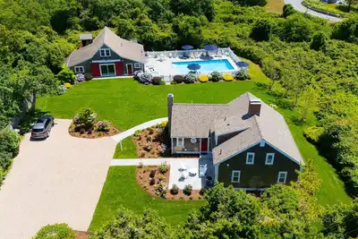 Image de Mis à jour Chatham Family Compound 14 personnes, grande piscine chauffée avec spa, à pied de la ville: 489-C