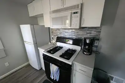 Image de Cool cave dans la ville forestière de Kenmore!