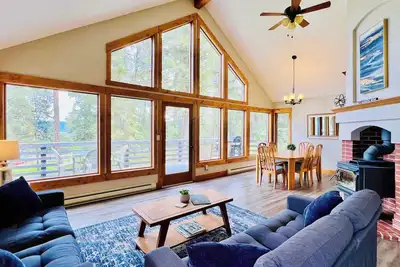 Image de Tree Top Cabin, avec débarcadère et accès au lac Flathead