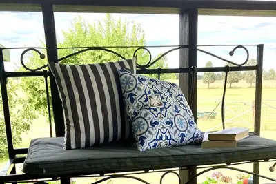 Image de BlueHaven Retreat un espace de détente paisible avec une vue imprenable.