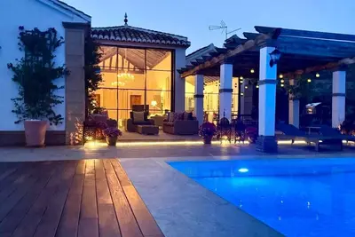 Villa rurale traditionnelle avec une vue fantastique et une grande piscine privée
