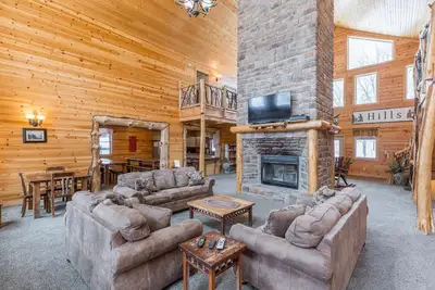 Image de Superbe lodge de 7 chambres avec piscine creusée! À quelques minutes des falaises de Cantwell!