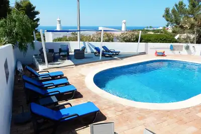 Image de Villa individuelle traditionnelle de 4 chambres avec piscine privée et vue magnifique sur la mer