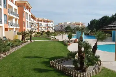 Image de Bel Appartement De 2 Chambres Donnant Sur La Piscine Et Les Jardins