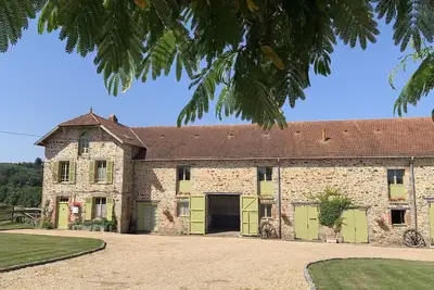 Image de Belle ferme en pierre avec piscine privée et jardin.