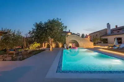 Image de Propriété de luxe Villa Zone Lv Piscine Umag Jacuzzi Sauna Fitness Barbecue Wifi