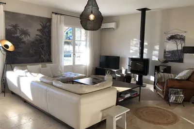 Image de Bastide La Melonnerie, piscine chauffée, campagne, vue Luberon