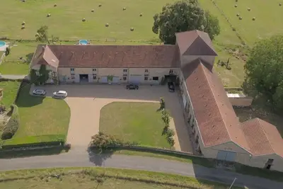 Image de Belle conversion de grange avec cour privée et piscine.